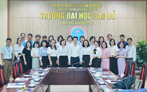 Giảng viên Khoa Nhà nước và pháp luật nghiên cứu thực tế tại Trường Đại học Sao đỏ, thành phố Hải Phòng